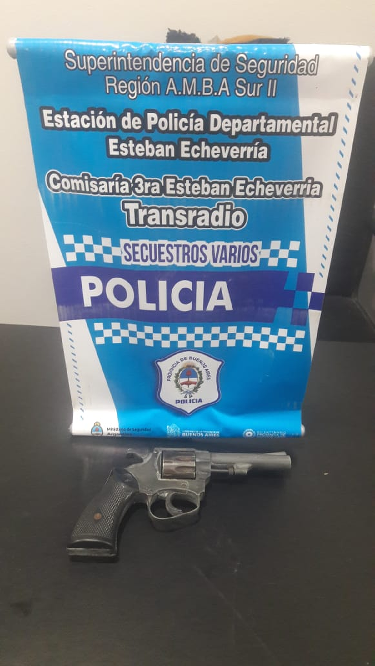 Los efectivos policiales de Esteban Echeverría descubrieron que un menor de 15 años llevaba un revólver en su ropa.