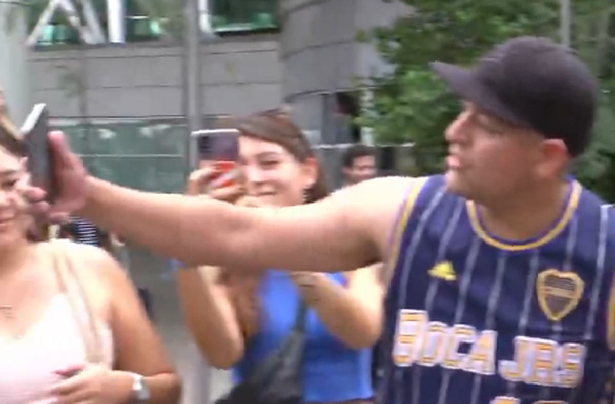 El hincha de Boca esperó a River en Ezeiza.