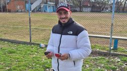 la historia del peluquero solidario que corta el pelo en la tribuna de lanus