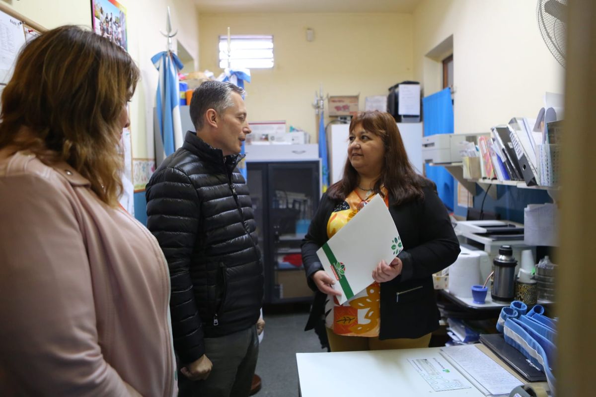 El intendente de Esteban Echeverría Fernando Gray en el acto de nombramiento de la Escuela Secundaria N°42 de 9 de Abril