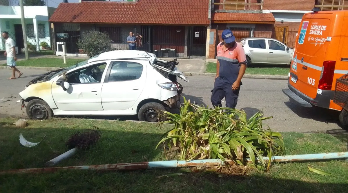 El vehículo tiró varios postes en Lomas de Zamora y el conductor se dio a la fuga. 