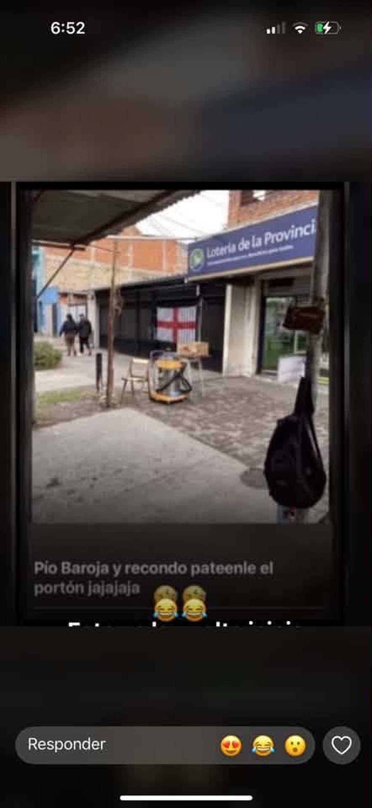 Tras la difusión de la imagen, el vecino afirmó que recibió piedrazos, botellazos y amenazas contra su familia. Tras la difusión de la imagen, el vecino afirmó que recibió piedrazos, botellazos y amenazas contra su familia.