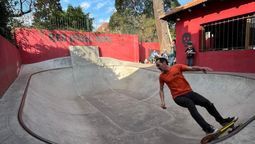 un vecino de temperley convirtio el patio de su casa en una pista de skate con un diseno unico