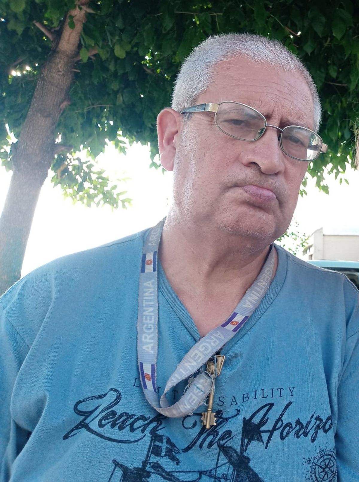 El hombre tiene 62 años. 