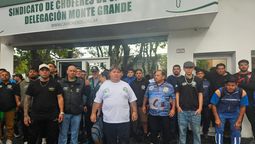 Fabián Arevalo junto a trabajadores camioneros.