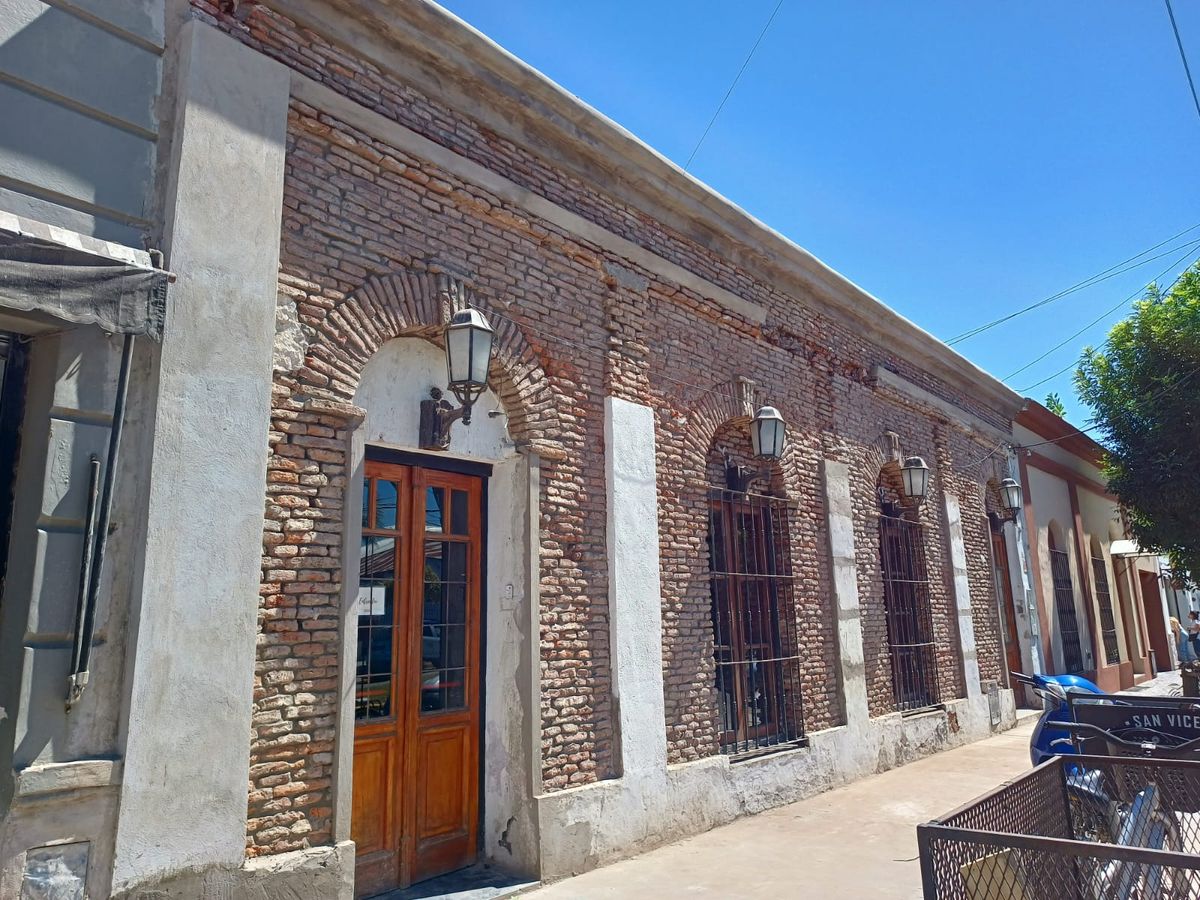 Un restaurante de San Vicente intentó modificar una fachada histórica: debate por la conservación de patrimonio