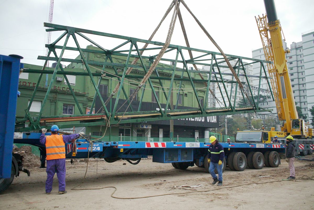 Los restos del puente están momentáneamente sobre la calle Avellaneda, al costado de la plaza.