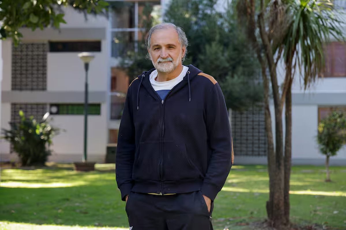 Eduardo Belliboni en el barrio en el que vive en la localidad de Burzaco.   