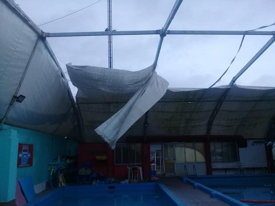 La tormenta y las r&aacute;fagas de viento volaron el techo de un club de Burzaco