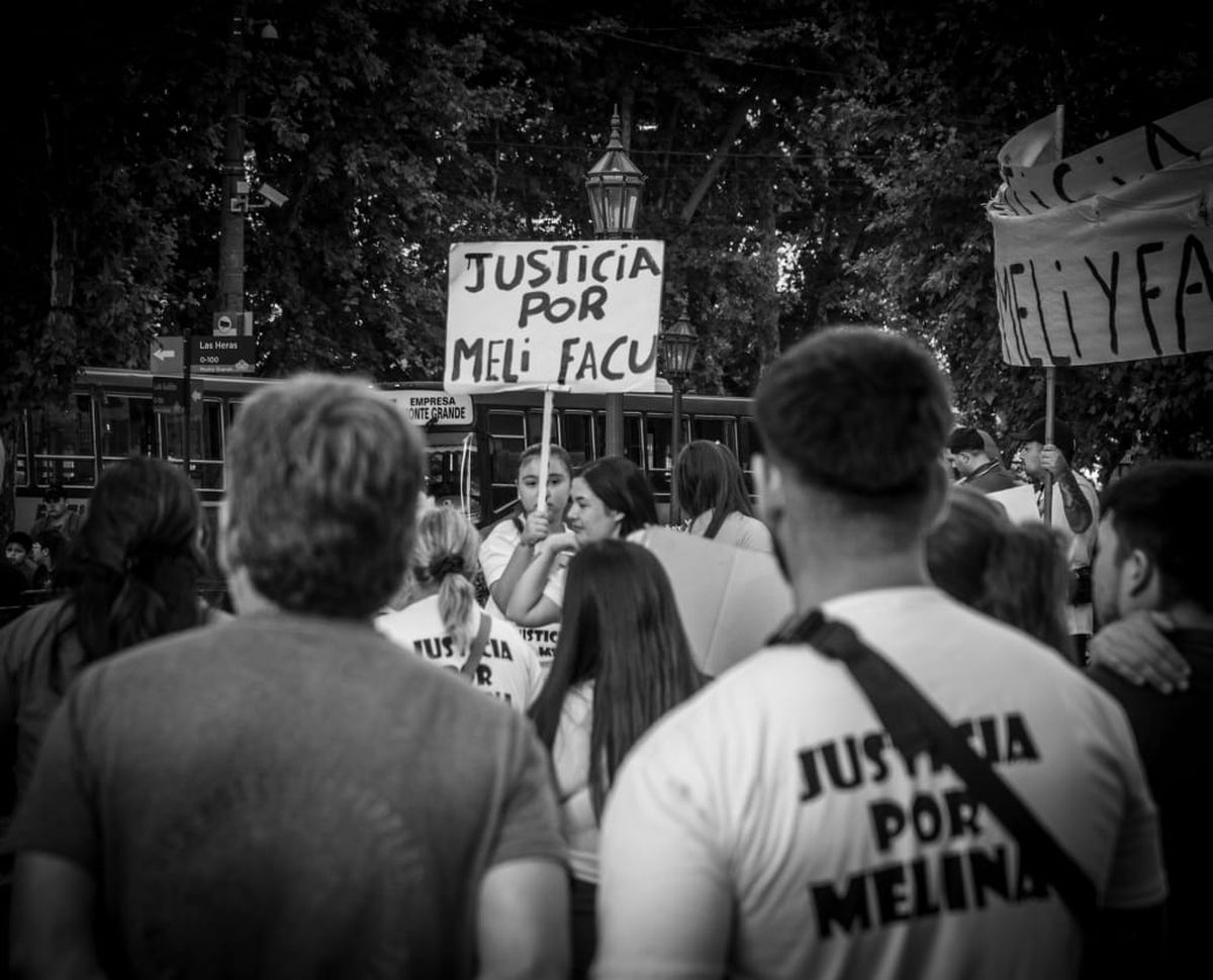 La movilización avanzó por las calles de Monte Grande con reclamos por la investigación del choque en Zuviría y Luis de Sarro.