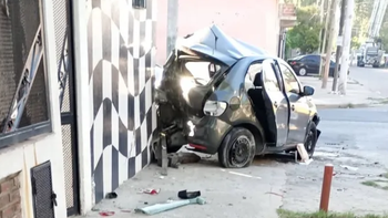 Fuerte choque en Lomas: un auto terminó incrustado contra un local