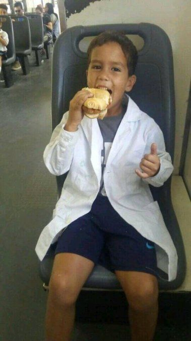 Juani almorzando en el tren. Sus padres lo acompañan en los viajes permanentes desde San Vicente a Boca.