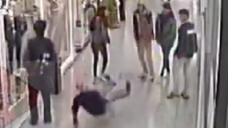 Lomas: un grupo de adolescentes golpeó al encargado de una galería para robar un local