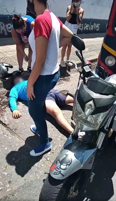 Los vecinos se acercaron a socorrer al motociclista y llamaron a la Polic&iacute;a y a la ambulancia.