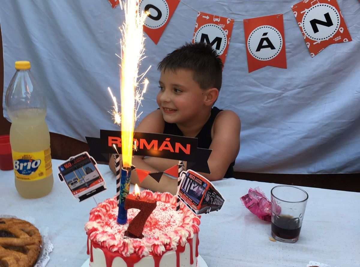La emoción de Román, un nene fanático del colectivo 160 que tuvo su cumpleaños temático