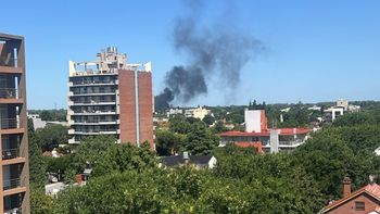 Incendio de neumáticos en Monte Grande: el humo se vio desde el centro y trabajaron los bomberos