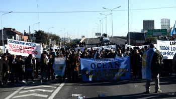 Feriantes cortando el Puente La Noria, reclamando por la reapertura de La Salada.