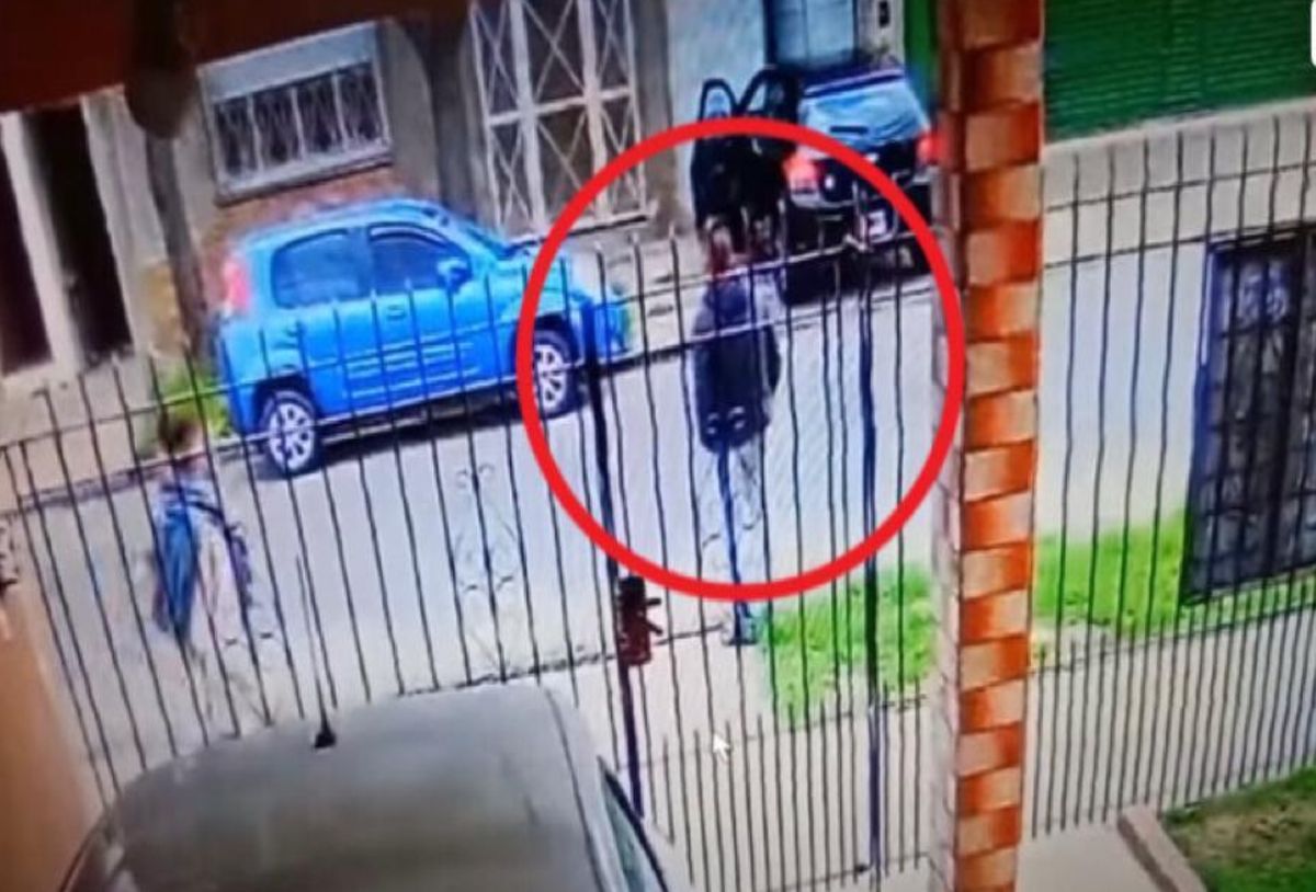 Inseguridad en Lanús: así le robaron el auto a una vecina cuando llegaba a su casa