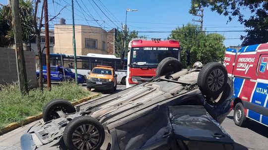 Lomas de Zamora: dos heridos tras el vuelco de un auto en un accidente de tránsito