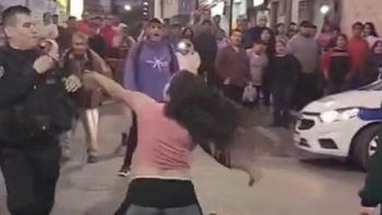 Una mujer borracha se agarró a trompadas con un policía en Jujuy y el video se volvió viral