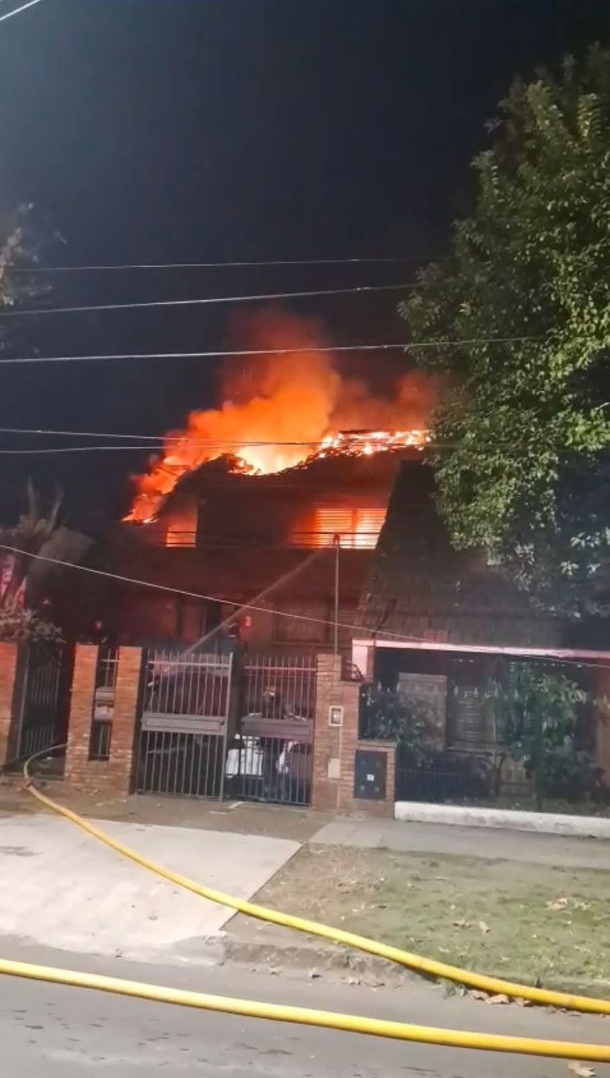 Cuatro dotaciones de Bomberos trabajaron durante la madrugada para controlar el incendio en una vivienda de la calle Bolívar al 200. Cuatro dotaciones de Bomberos trabajaron durante la madrugada para controlar el incendio en una vivienda de la calle Bolívar al 200.