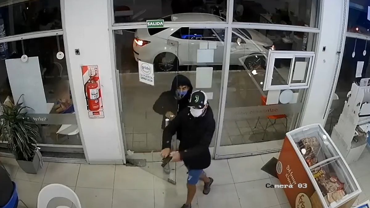 El momento en que los delincuentes entran a robar en la heladería.