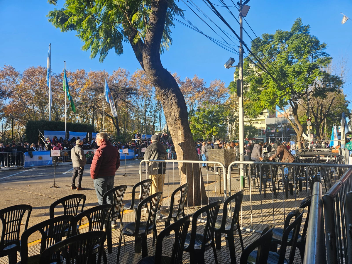 Los alumnos y docentes se preparan para el acto, en Monte Grande.