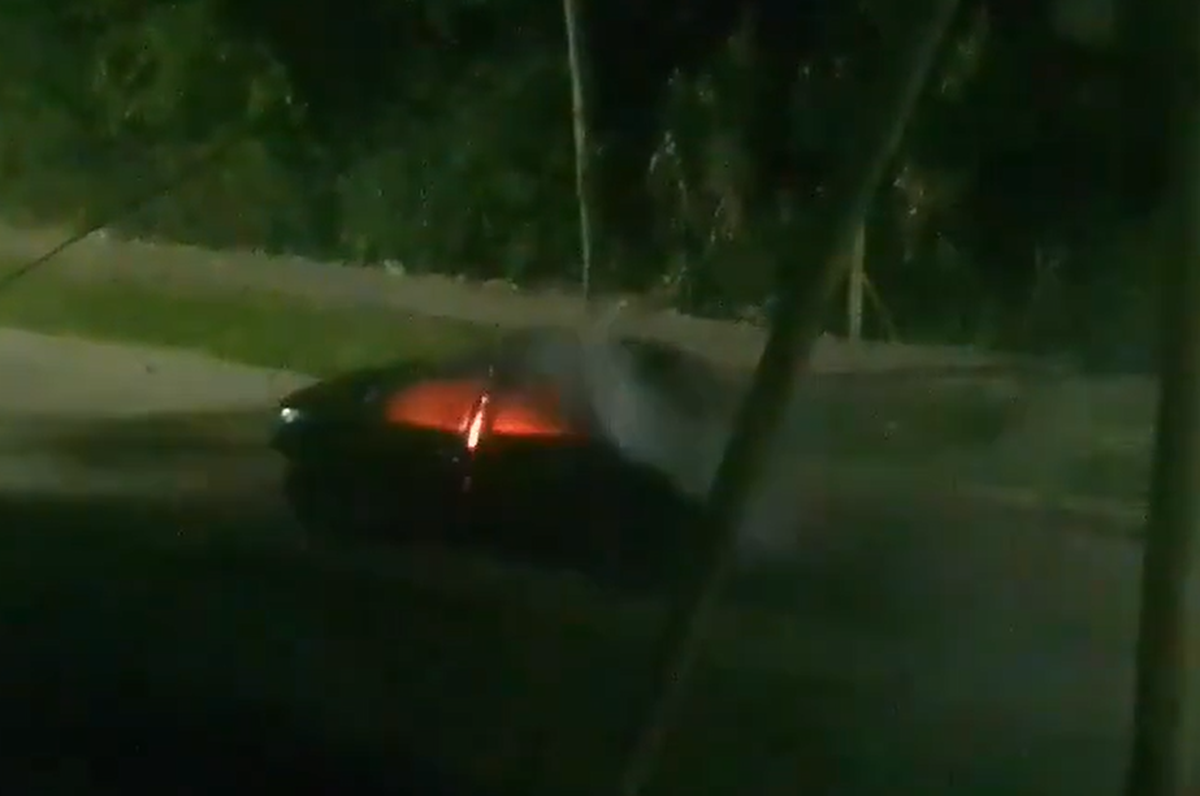 El auto se incendió en la calle París al 1500, en Villa Albertina, y fue controlado por los Bomberos Voluntarios de Lomas de Zamora.