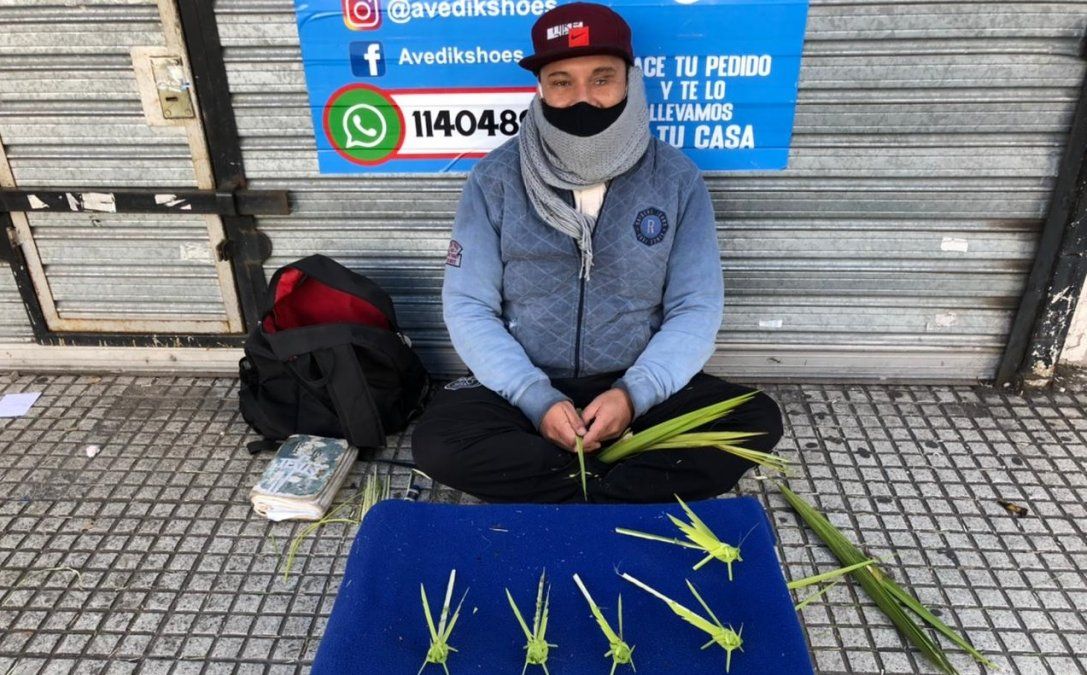 Lomas: llegó del campo por una operación y ahora está en situación de calle y hace artesanías