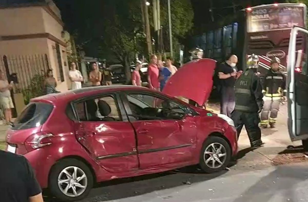 Violento choque entre un colectivo y un auto en Lomas de Zamora