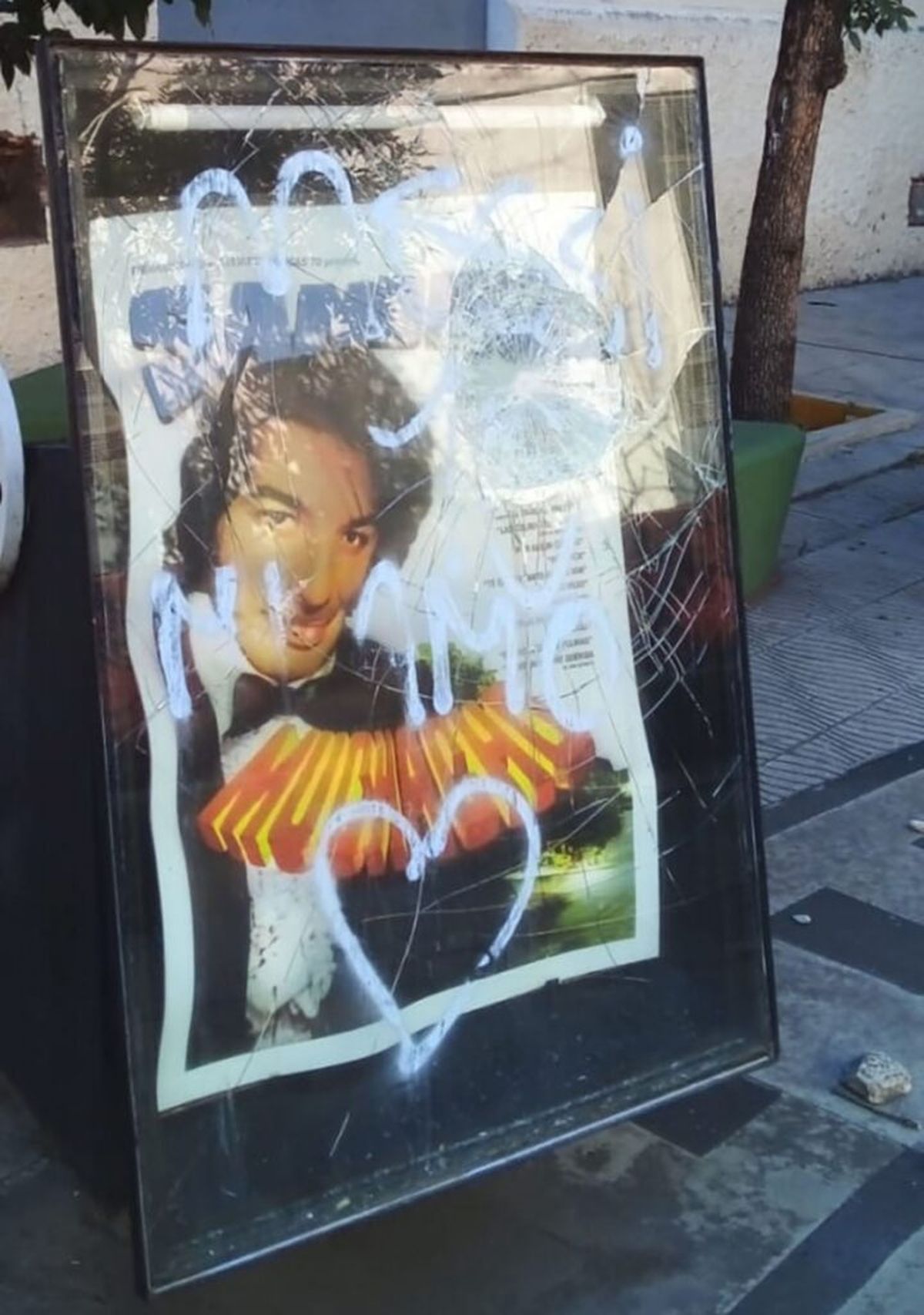 Los destrozos al Paseo homenaje a Sandro en Lanús.