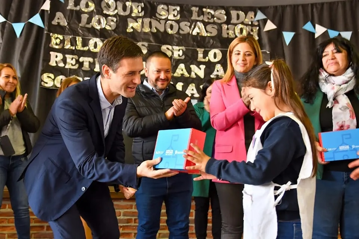 Más de 500 alumnos de Alejandro Korn recibieron su tablet.