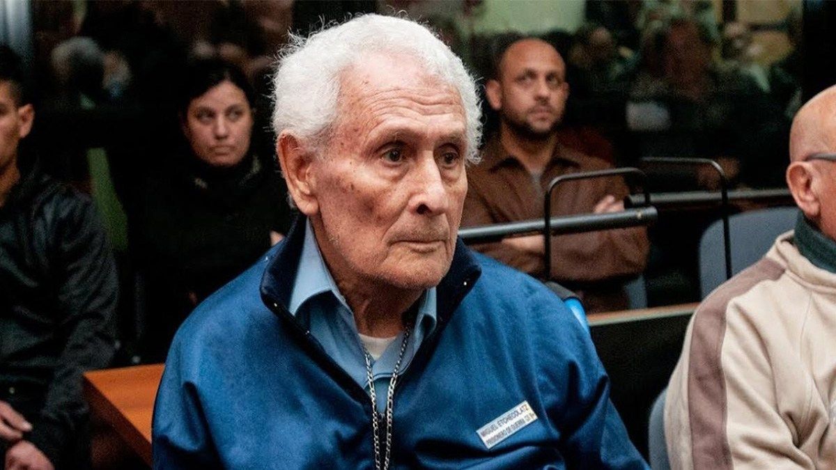 Miguel Etchecolatz arrastra ocho condenas por delitos de lesa humanidad y es el principal apuntado por los crímenes en el Pozo de Banfield.