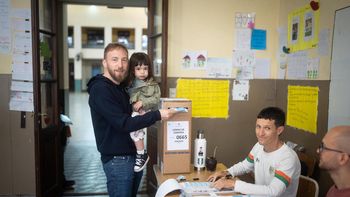 Federico Otermín votó en Banfield: La democracia es muy importante para nuestro país