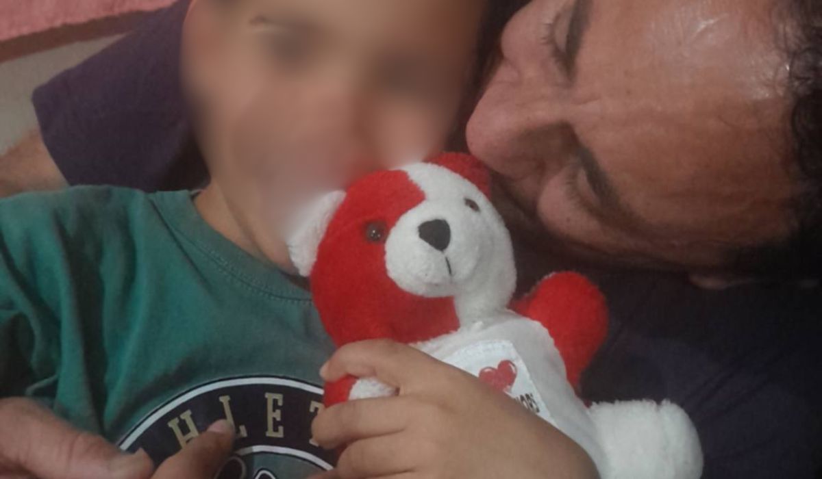 El ni&ntilde;o junto a su padre.