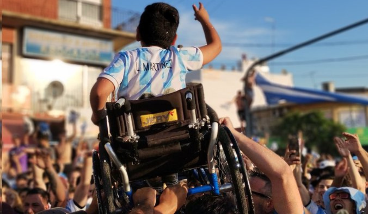 La historia del emotivo festejo en Longchamps con un nene en silla de