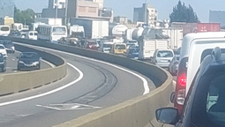 caos en la autopista 25 de mayo por el despiste de un camion
