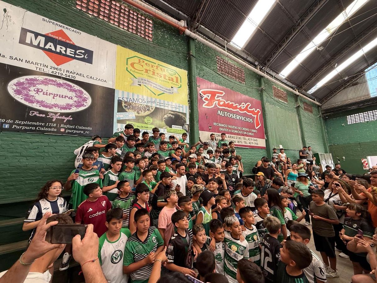 Nicolás Tagliafico volvió a su club de Almirante Brown y lo declararon ciudadano ilustre