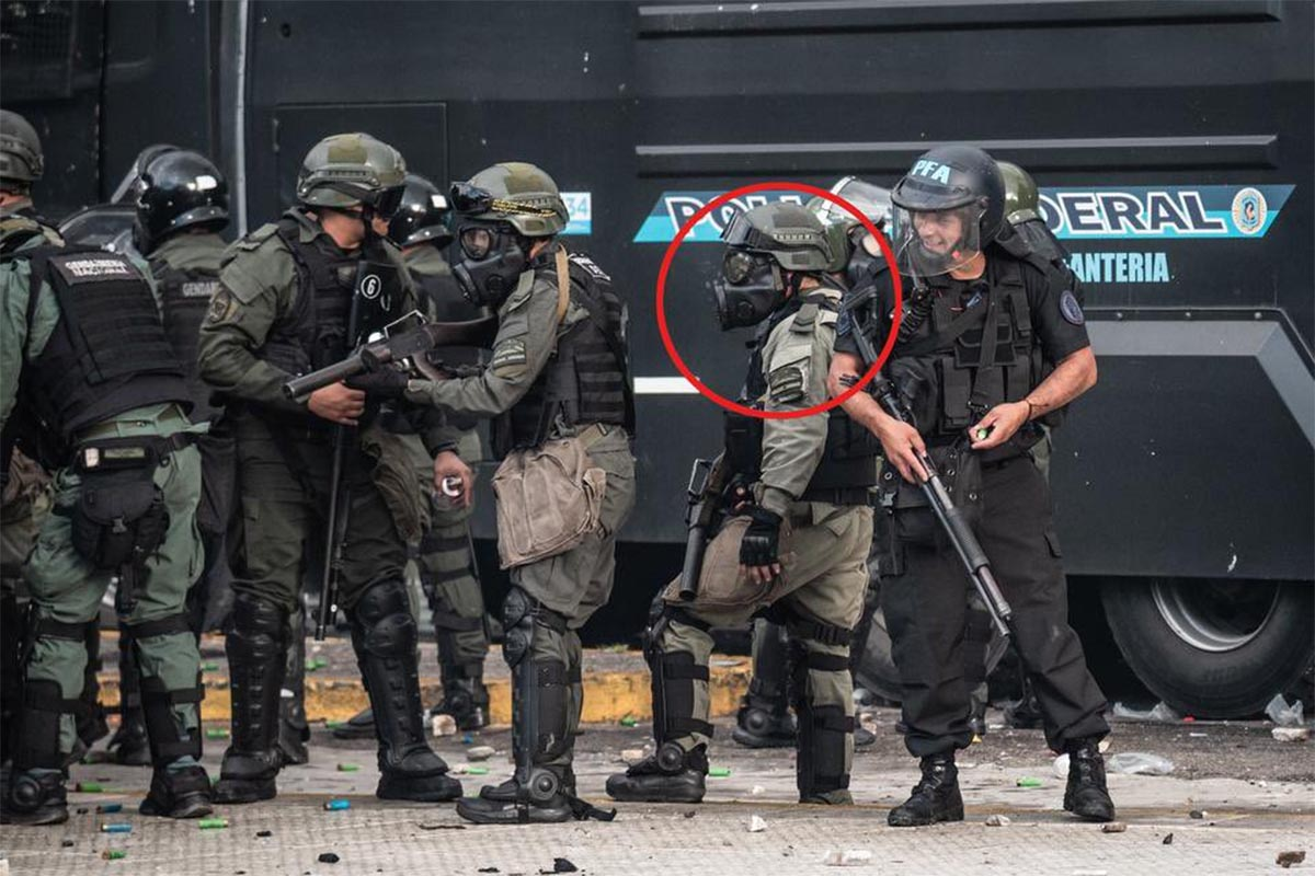 El gendarme acusado de haber disparado la granada de gas lacrimógeno. 
