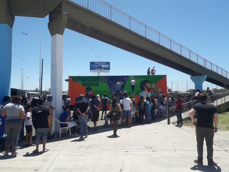 Una multitud de vecinos se reuni&oacute; para homenajear a Diego Maradona.