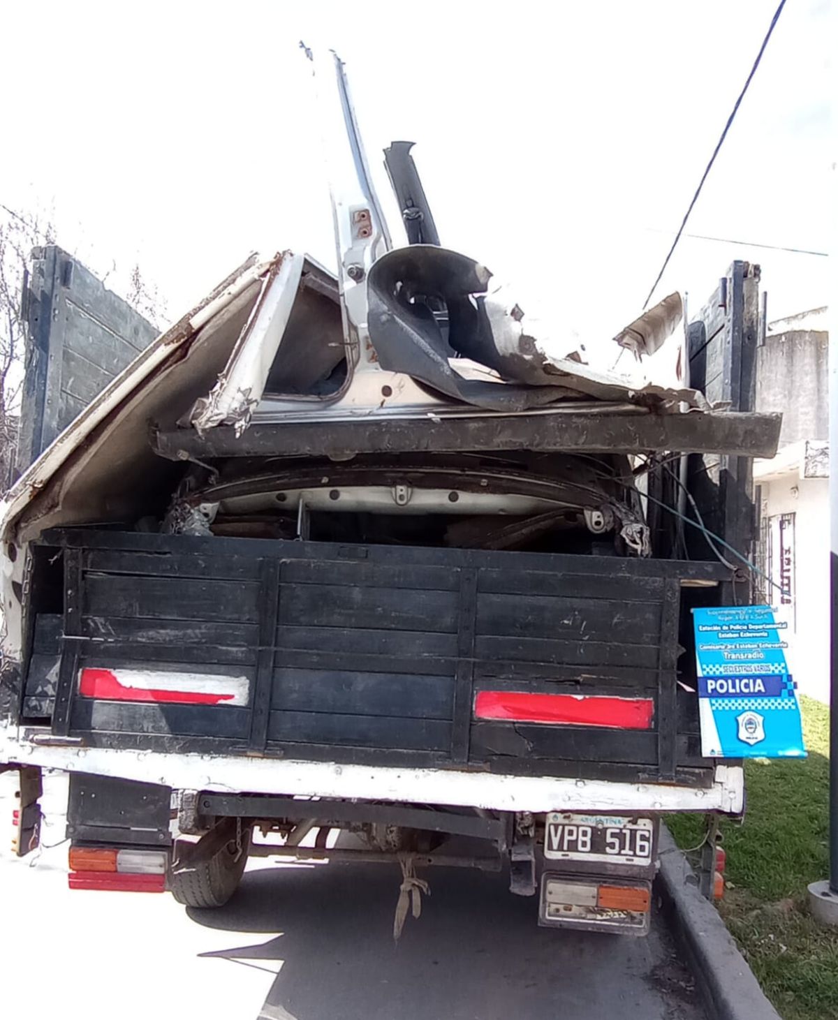 Las autopartes de vehículos se encontraban dentro de este vehículo en Esteban Echeverría.