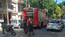 operativo de los bomberos en lomas por el incendio de un departamento en pleno centro