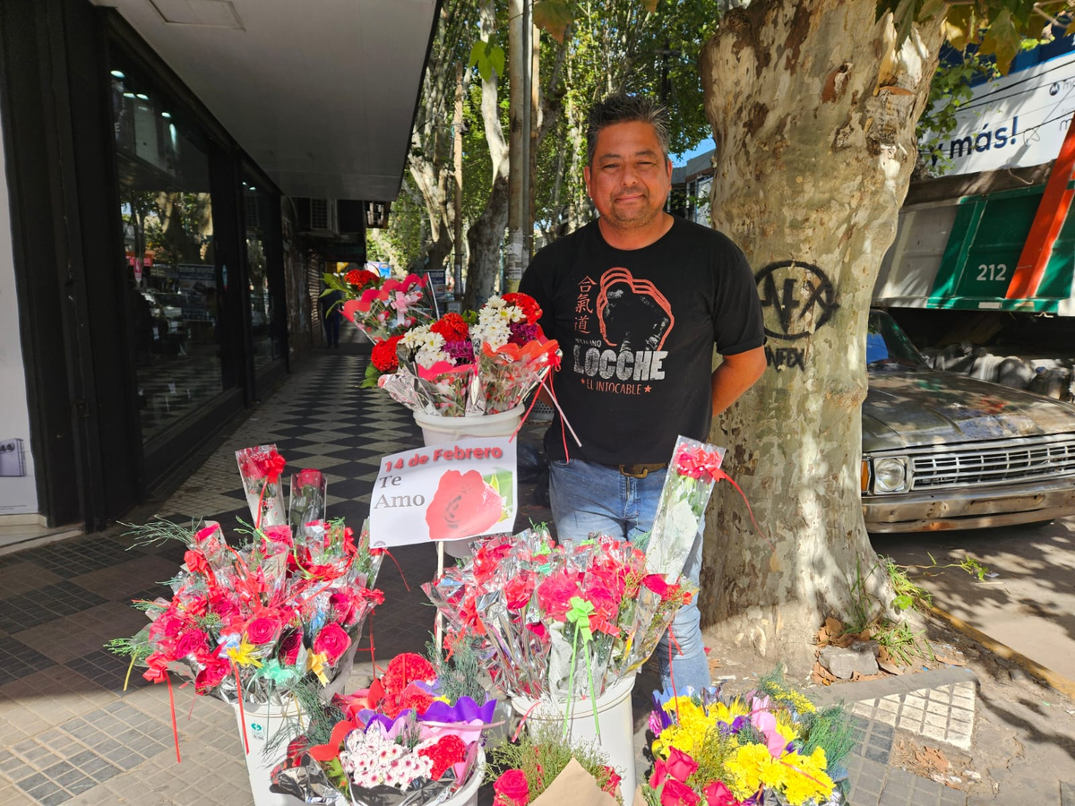 Mario vende ramos de flores sobre la calle Alem, en el centro Monte Grande. Mario vende ramos de flores sobre la calle Alem, en el centro Monte Grande.