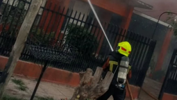 monte grande: dos dotaciones de bomberos trabajaron en el incendio de una casa