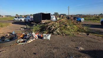Tiraban basura en la Ruta 6 en San Vicente: los multaron y tuvieron que limpiar lo que arrojaron