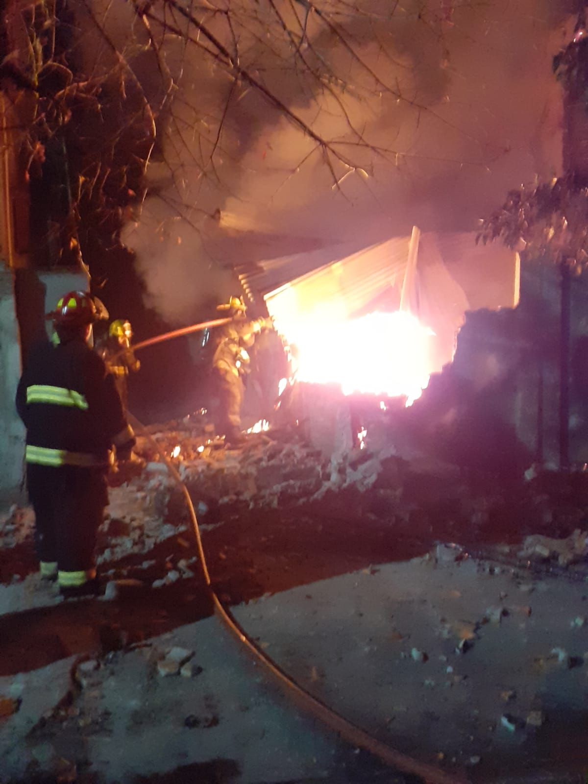 Video: feroz incendio en Lanús destruyó una casa y un taller mecánico