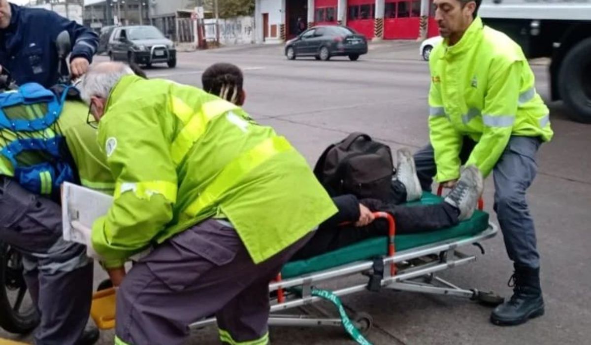 Choque en Lanús: un joven fue trasladado al Hospital