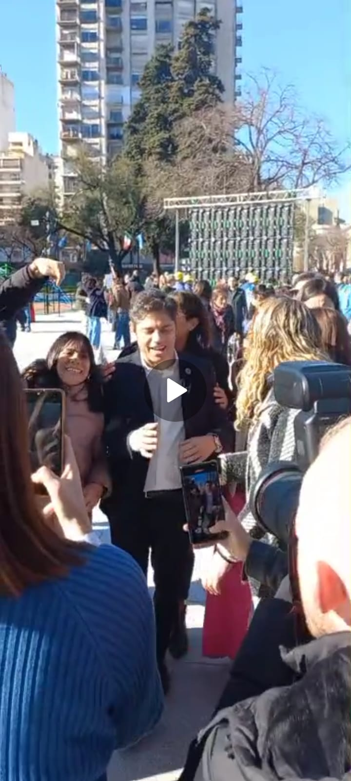 El mandatario bonaerense participó de la inauguración de la remodelación de Plaza Italia, en La Plata.