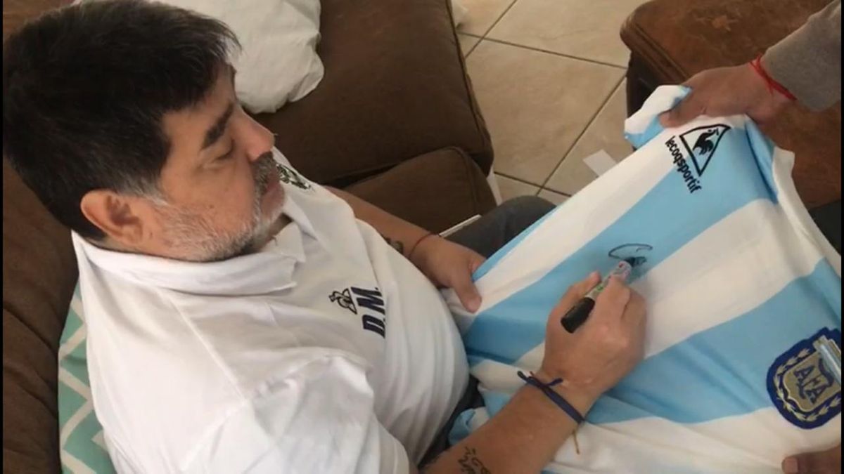 Robaron camisetas firmadas por Diego Maradona del local de las Madres de Plaza de Mayo