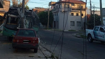 Un colectivero perdió el control del vehículo y subió a la vereda en Lanús